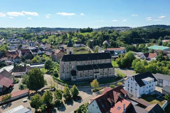 Luftbild von Abtsgmünd mit der Kirche im Ortskern